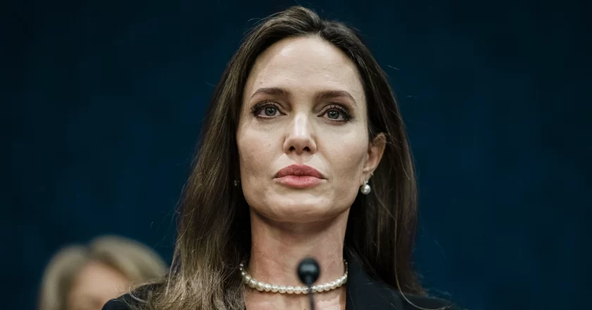 Cine este Angelina Jolie?