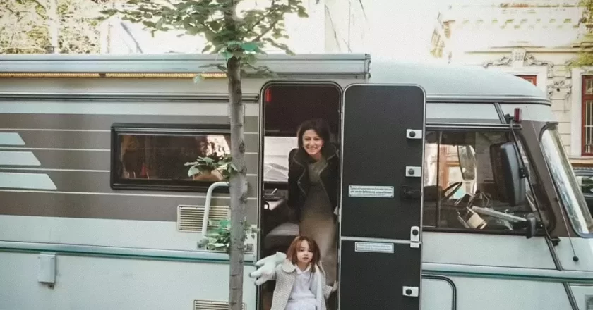 Dana Rogoz și-a petrecut ultimele două nopți într-o manieră inedită, alături de familie, într-o autorulotă, renunțând pentru o vreme la confortul casei lor din București. Prima seară au campat în fața grădiniței fiicei lor, iar a doua noapte, în fața școlii băiatului.