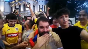 Florin Salam a sărbătorit ca în 1994! Artistul, alături de suporterii români în Piața Universității.