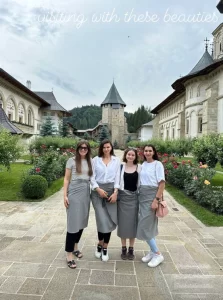 Irina Columbeanu a fost surprinsă în fotografii alături de mătușile ei, Ramona și Alina Gabor, în timp ce vizitau o mănăstire. Acestea au decis să își ducă nepoata într-o excursie spirituală și au capturat momentul într-o serie de imagini memorabile.