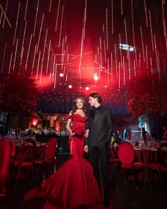 Ianis Hagi, cunoscutul fotbalist român, și soția sa sunt pregătiți să-și jure credință în fața lui Dumnezeu într-o ceremonie de nuntă foarte așteptată.