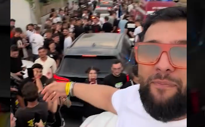 Tzancă Uraganu, cunoscutul manelist, a generat o adevărată isterie la festivalul Beach, Please! Apariția sa neașteptată pe scenă a declanșat o reacție incredibilă din partea mulțimii.