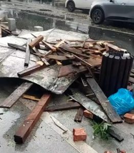 Adriana Bahmuțeanu a fost la un pas de tragedie din cauza unei furtuni violente care a smuls acoperișul blocului în care locuiește. În timpul incidentului, cărămizi și alte resturi au fost aruncate în jur, avariind grav o mașină parcată în apropiere. 