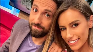 Gabriela Prisăcariu, cunoscută pentru relația sa cu prezentatorul TV Dani Oțil, a dezvăluit recent cum reușește să mențină flacăra pasiunii vie după ce a devenit mamă.