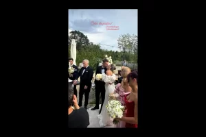Florinel Coman, figura centrală într-un spectacol inedit la nunta lui Denis Drăguș, a captat atenția publicului și a devenit subiectul principal al discuțiilor după ce a impresionat cu prestația sa neconvențională.