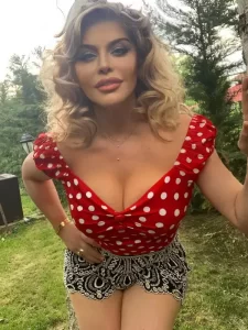 Loredana Groza, criticată pentru stilul vestimentar îndrăzneț: „Mai mult dezbrăcată”. Fostul stilist o apără: „Își merită statutul de divă”