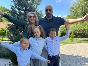 Confesiuni emoționante ale Mirelei Vaida: „Niciodată nu le-am spus părinților că îi iubesc”. Ce dureri ascunde prezentatoarea