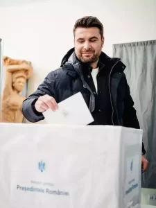 Vedetele își exercită dreptul la vot în primul tur al alegerilor prezidențiale din 2024. Mesajul Andreei Esca: „Nu mor caii când vor câinii!”