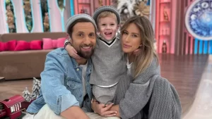 Imagini de sărbătoare din casa lui Dani Oțil: Brad împodobit cu Gabriela Prisăcariu și fiul lor, Tiago, costumat în spiriduș