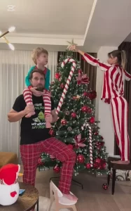 Imagini de sărbătoare din casa lui Dani Oțil: Brad împodobit cu Gabriela Prisăcariu și fiul lor, Tiago, costumat în spiriduș
