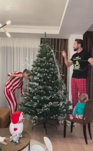 Imagini de sărbătoare din casa lui Dani Oțil: Brad împodobit cu Gabriela Prisăcariu și fiul lor, Tiago, costumat în spiriduș
