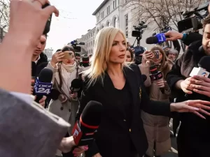 Laura Vicol a făcut senzație pe 14 februarie, când a ieșit din arestul central, având un look diferit față de cel cu care era obișnuită să apară în Parlamentul României.
