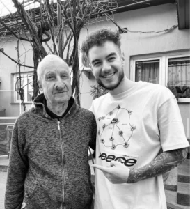 Doliu în familia unui fost concurent de la Power Couple: Theo Zeciu a anunțat moartea bunicului său