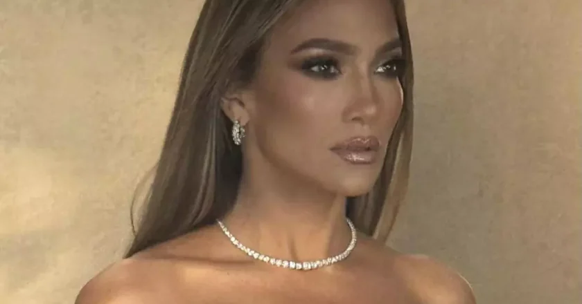 Jennifer Lopez a strălucit într-o rochie creată de designerul român Maria Lucia Hohan