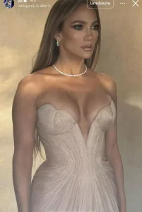 Jennifer Lopez a strălucit într-o rochie creată de designerul român Maria Lucia Hohan
