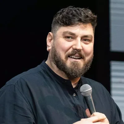 Micutzu marchează 20 de ani de stand-up comedy: „Am curaj să spun ce gândesc”