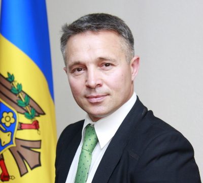 Câți ani are Teodor Cârnaț?