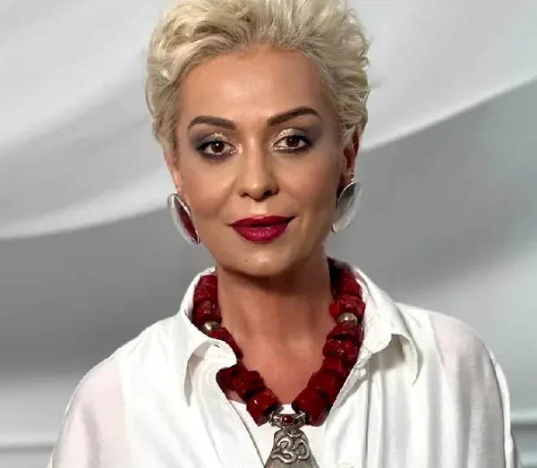 Câți ani are Monica Anghel?
