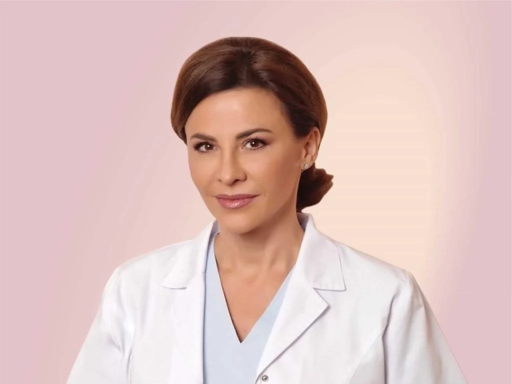 Câți ani are Adina Alberts?